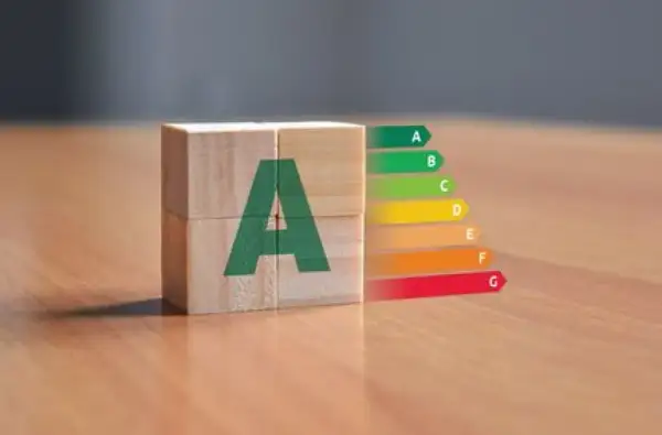 Blocs en bois formant la lettre A, symbolisant un excellent DPE. Une échelle de performance énergétique s'étend à côté.