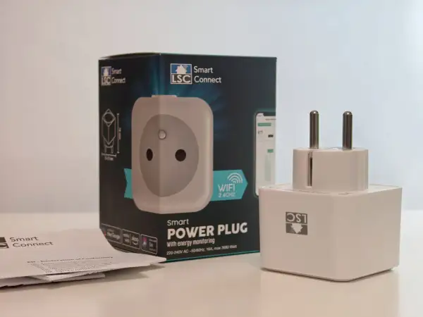 Inteligentne gniazdko LSC Smart Connect z monitorowaniem energii. W zestawie opakowanie i instrukcja.