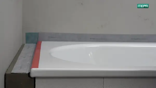 Abdichtung der Badewanne mit speziellen Bändern, bereit für die Badewanne fliesen.