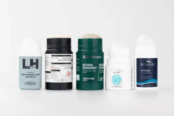 Różnica między antyperspirantem a dezodorantem: antyperspirant blokuje pot, dezodorant maskuje zapach. Na zdjęciu produkty obu typów.