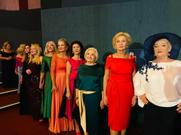 Eleganckie panie w barwnych sukniach. Jaki kolor sukienki na wesele dla mamy? Może ta ognista czerwień lub butelkowa zieleń?