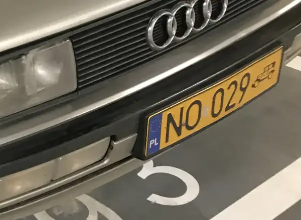 Przód pojazdu historycznego Audi z charakterystycznym grillem i tablicą rejestracyjną NO 029.