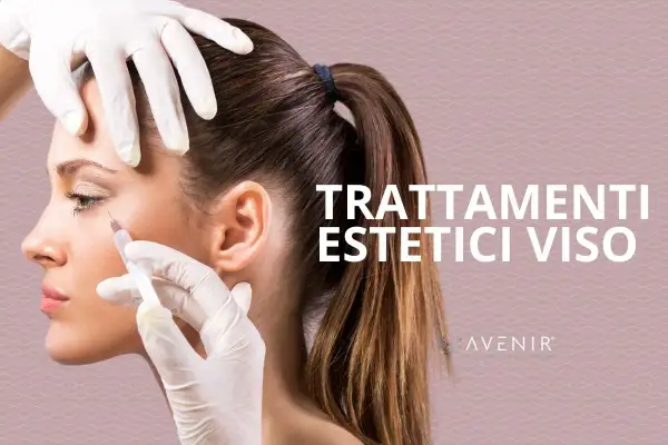 Mani guantate eseguono un trattamento estetico viso con iniezione. Testo: TRATTAMENTI ESTETICI VISO.
