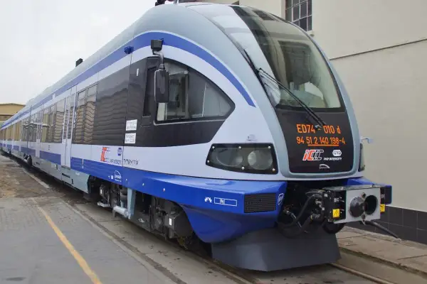 Nowy pociąg ED74-010 PKP Intercity gotowy do podróży z Radomia do Kielc.