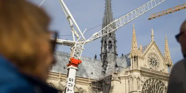Grands travaux sur Notre-Dame de Paris : grues et échafaudages entourent la cathédrale, symbole de la reconstruction.
