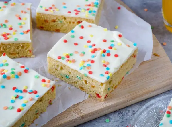 Bunte Streusel zieren diesen köstlichen Konfetti Kuchen. Perfekt für jede Feier!