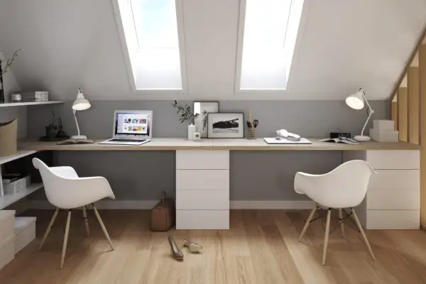 Bureau moderne sous combles avec deux postes de travail, idéal pour une décoration chambre bureau fonctionnelle et épurée.
