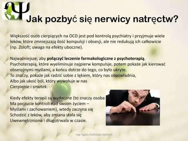 Mężczyzna pochylony nad stołem, z wyrazem głębokiego skupienia i uczuciem niepokoju na twarzy, jakby szukał czegoś zagubionego.