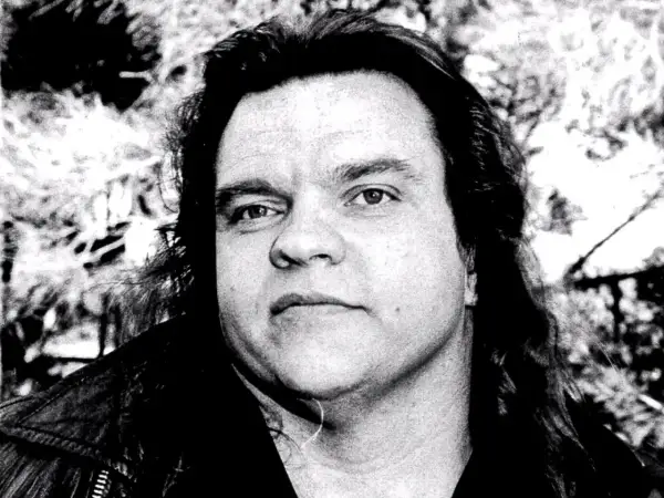 Porträt von Meat Loaf, dessen Todesursache nach wie vor diskutiert wird. Sein Blick ist intensiv, die Haare lang und zerzaust.