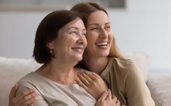 Un abbraccio affettuoso tra madre e figlia, un legame che vale più di un assegno di accompagnamento dopo i 90 anni.