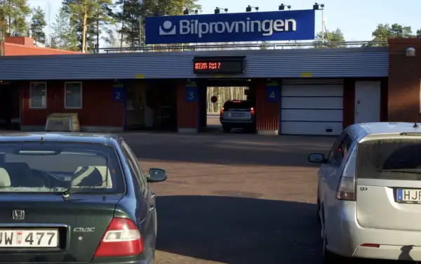 Vid Bilprovningen väntar bilar på sin tur. Frågan är hur ofta besiktar man bilen för att vara säker på vägarna.