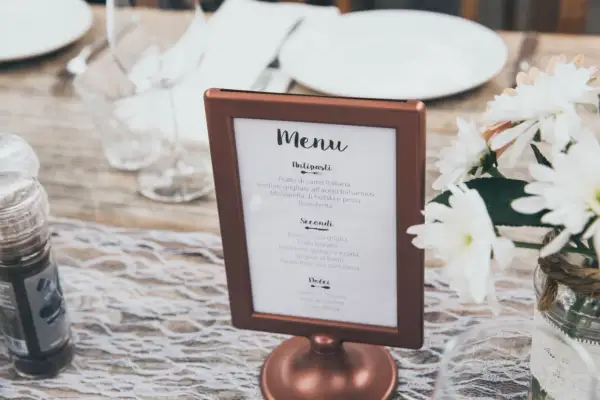 Eleganckie menu na wesele w miedzianej ramce, z włoskimi daniami.