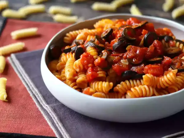 Fusilli al sugo alle olive, un piatto colorato e saporito, pronto per essere gustato.