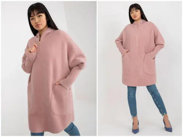 Mięciutki różowy kardigan z kapturem, który świetnie sprawdzi się jako alpaka plus size. Model z zamkiem i praktycznymi kieszeniami.