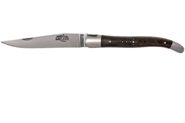 Navaja Laguiole con mango de madera oscura, su hoja de acero pulido evoca la elegancia de una navaja katana.