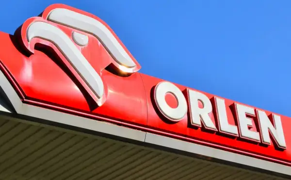 Logo Orlen na tle błękitnego nieba. Akcje PKN Orlen są symbolem polskiej gospodarki.
