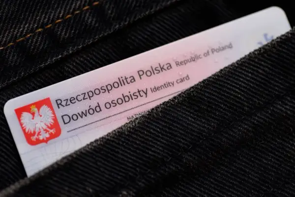 Dowód osobisty wsuwany do kieszeni dżinsów. Warto wiedzieć, jak zastrzec PESEL w razie zgubienia dokumentu.