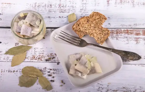 Śledzie z cebulką i chlebem. Czy w Wielki Piątek można jeść mięso? Ryba jest dozwolona!