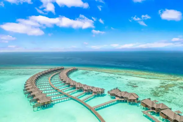 Maldiwy lotnisko: luksusowe bungalowy na wodzie w turkusowej lagunie, idealne na wymarzone wakacje.