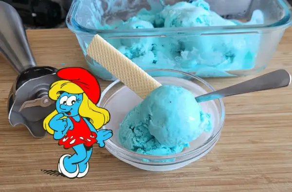 Schlumpfeis Rezept: Blaue Eiscreme mit Waffel und einem Schlumpf. Perfekt für heiße Tage!