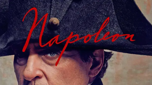 Napoleon Film Stream: Nahaufnahme eines Mannes mit Napoleons Hut und dem roten Schriftzug "Napoleon".