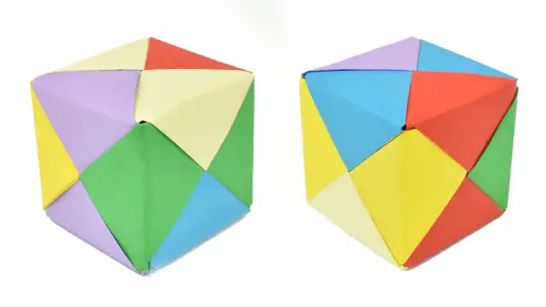 Dos cubos de papel para imprimir, hechos de módulos de colores: verde, amarillo, lila, azul, rojo y crema.