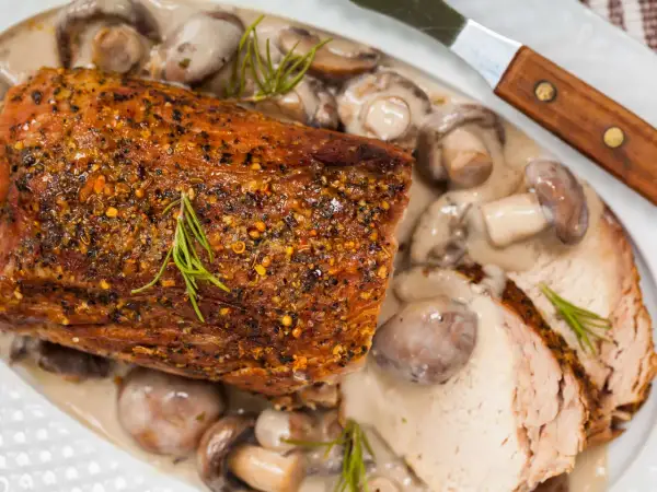 Saftiges Bratenstück mit Pilzrahmsoße und Rosmarin – das ist **omas sonntagsessen**. Ein Genuss für Augen und Gaumen.