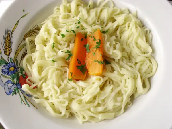 Jak zrobić domowy makaron? Odkryj prostotę i smak!