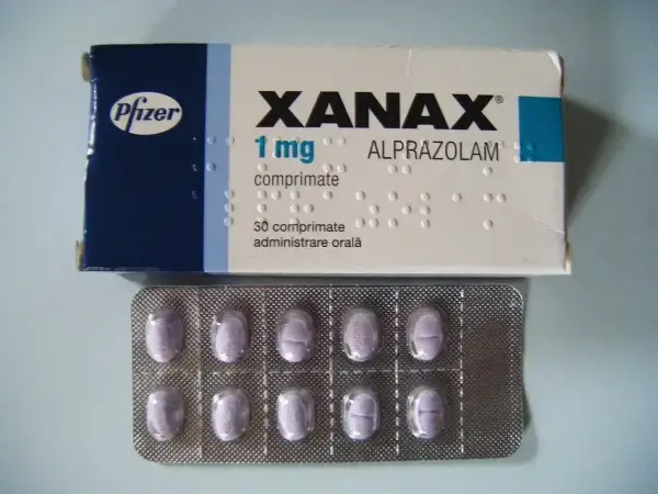 Opakowanie Xanax 1 mg z tabletkami. Xanax co to? To lek zawierający alprazolam, stosowany w leczeniu lęku.