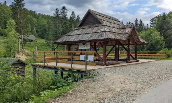 Drewniana wiata i platforma widokowa w Bieszczadach, idealne miejsce na odpoczynek podczas zwiedzania zagrody żubrów.