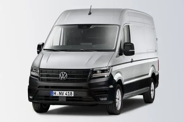 Srebrny Volkswagen Crafter, gotowy do pracy. Ten wszechstronny van to idealny partner dla każdego przedsiębiorcy.