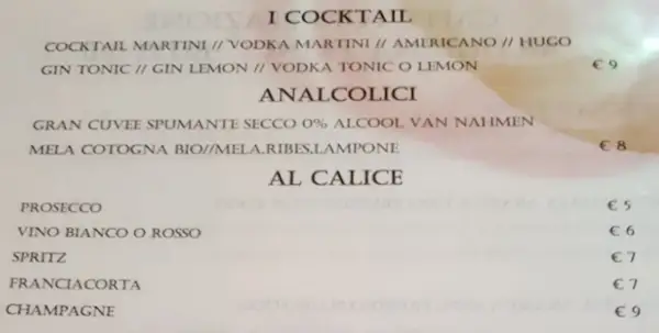 Carta dei vini con cocktail, analcolici e vini al calice. Prosecco, Spritz, Franciacorta e Champagne tra le opzioni.