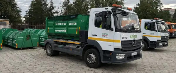 Ciężarówka z kontenerem na odpady firmy GENTOR. Idealne rozwiązanie, jak odgruzować mieszkanie i pozbyć się niepotrzebnych rzeczy.