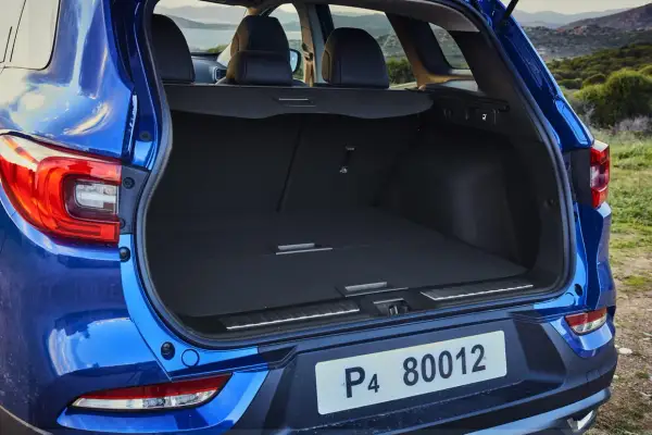 Vue arrière d'un Kadjar bleu, coffre ouvert montrant un grand volume de chargement. Idéal pour les escapades.