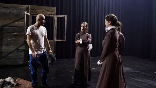 Co robi reżyser w teatrze? Odkryj tajniki jego pracy i obowiązków