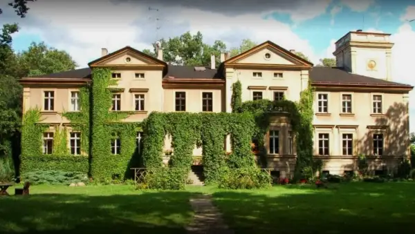 Dworek w otoczeniu zieleni, idealne miejsce, by odkryć, co zwiedzić w Wielkopolsce.