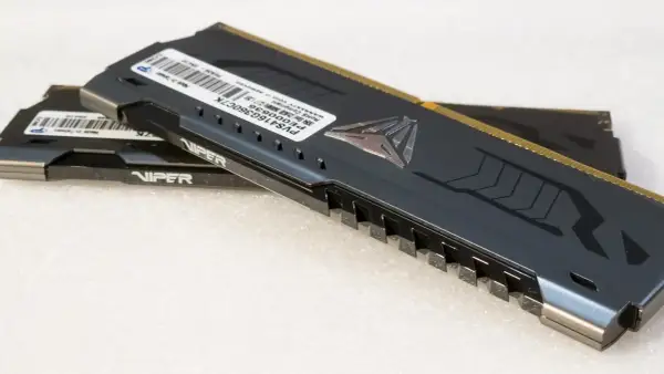 Dwa moduły pamięci RAM Viper, jeden na drugim. Górny ma czarny radiator z logo węża i złotymi stykami.