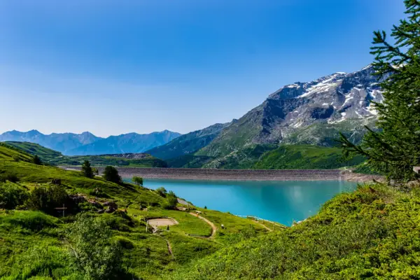 Paysage de montagne avec un lac turquoise, idéal pour savoir que visiter en Auvergne.