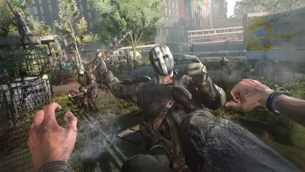 Gracz w grze Dying Light 2 poradnik walczy z przeciwnikiem w masce.