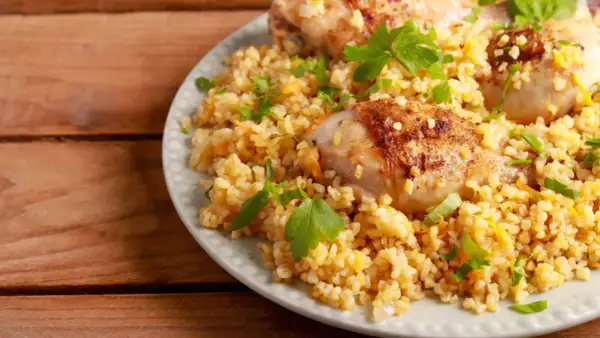 Delicioso plato de pollo con cuscús y perejil. Inspiración para tus recetas de cuscús.