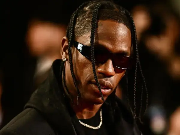 Travis Scott w okularach przeciwsłonecznych, z warkoczykami. Fani w Polsce czekają na jego koncert.