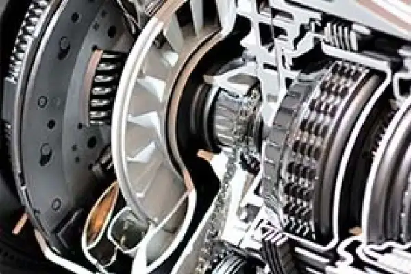 Kiedy wciskać sprzęgło, aby uniknąć problemów z hamowaniem i biegami
