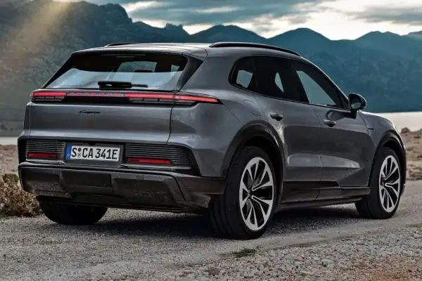 Szary Porsche Cayenne na tle gór. Sprawdź aktualną porsche cayenne cena i konfigurację.
