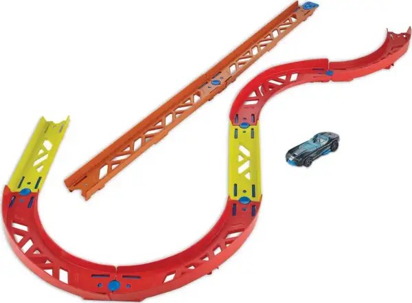 Tor wyścigowy Hot Wheels z czerwonymi zakrętami, żółtym mostkiem i pomarańczowym odcinkiem prostym. Obok czarny samochodzik.