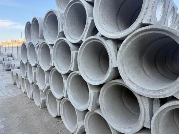 Stos betonowych rur kanalizacyjnych. Każda rura ma pojemność kręgu betonowego 100, gotowa do budowy infrastruktury.