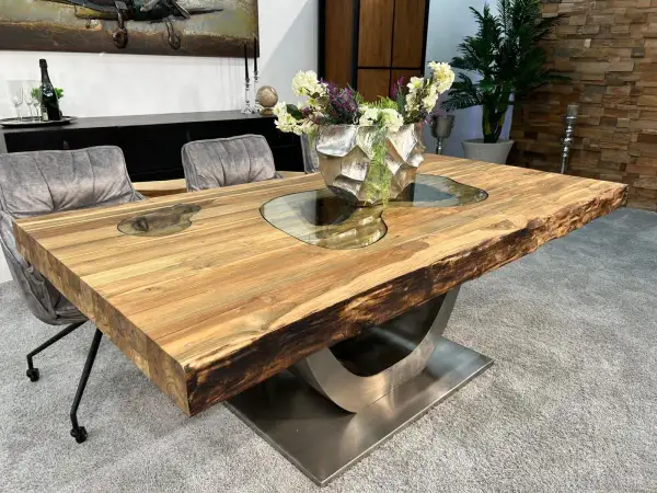 Ein einzigartiger runder oder eckiger Esstisch aus massivem Holz mit Glasinlays und einem modernen Metallfuß.