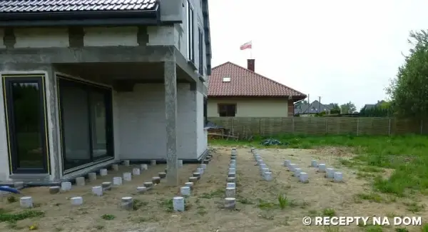 Głębokość słupków pod taras w Polsce: uniknij błędów i mrozu!