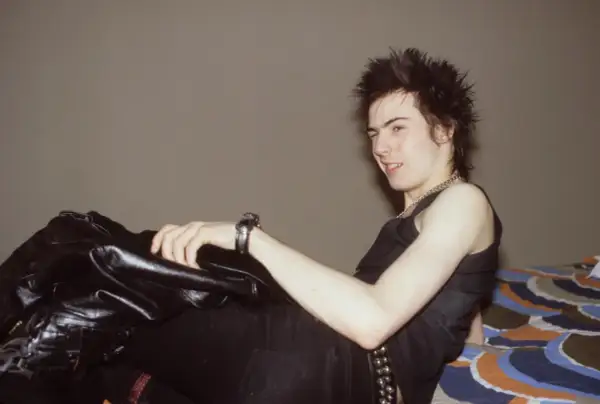 Sid Vicious, ikona zespołu Sex Pistols, w skórzanej kurtce i z charakterystyczną fryzurą.