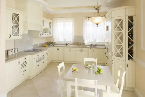 Jasna kuchnia z kredensem, inspiracje dla eleganckiego wnętrza. Jasne meble, duży kredens z miejscem na wino i szkło.