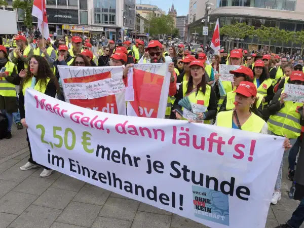 Demonstranten im Einzelhandel fordern 2,50 € mehr Lohn pro Stunde. Ein Streik im Handel ist im Gange.